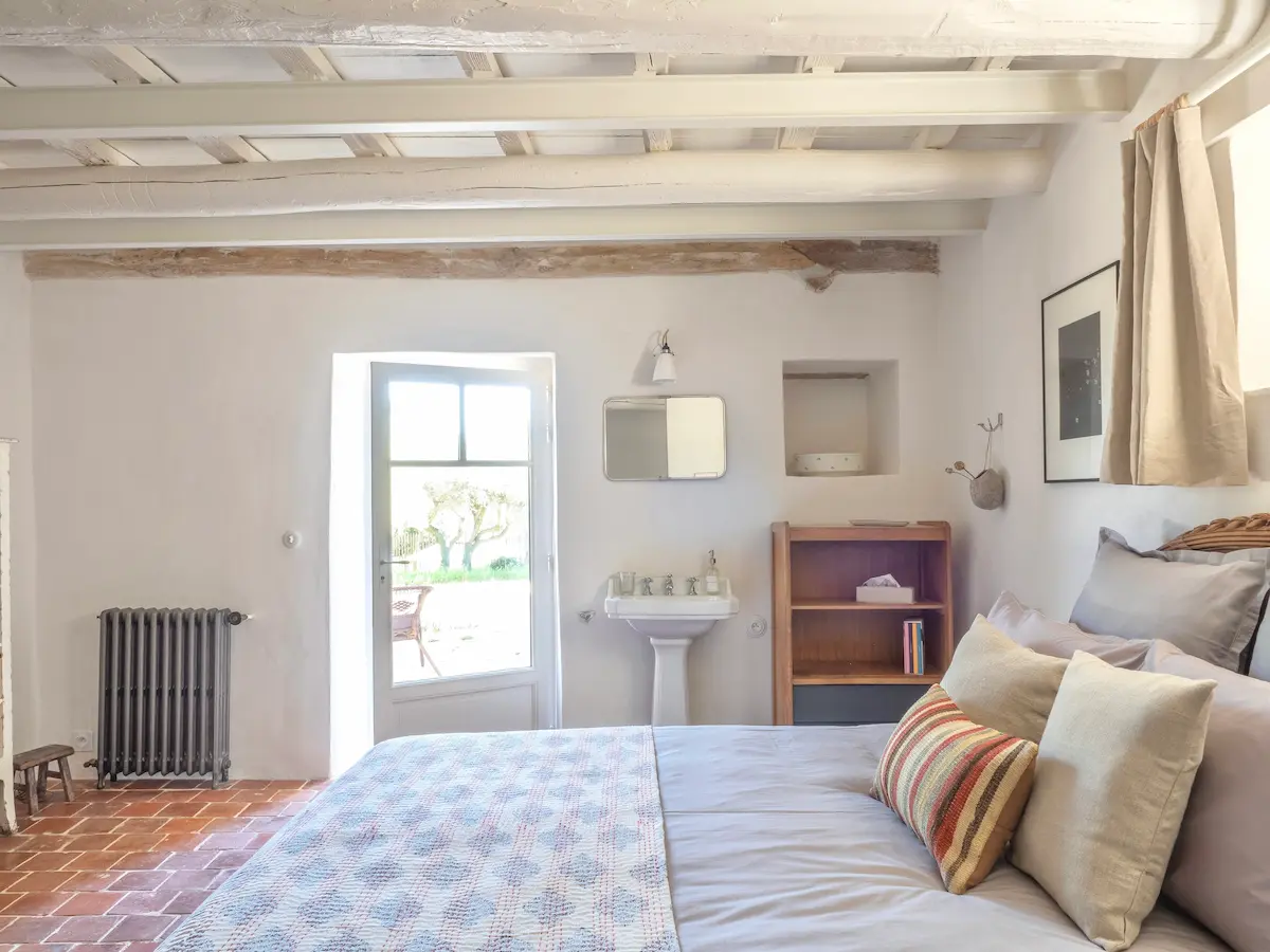 villa chambre lit double a louer uzes